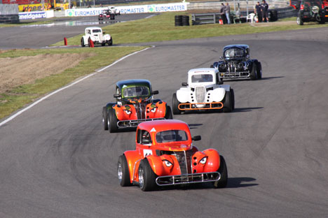 Det er første gang der skal køres løb for Legends Cars på Jyllands-Ringen.